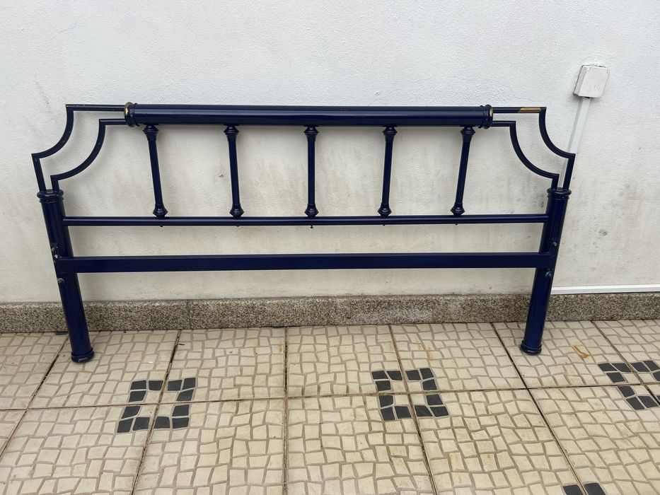 Cama em ferro (azul) usada em bom estado preço negociavel
