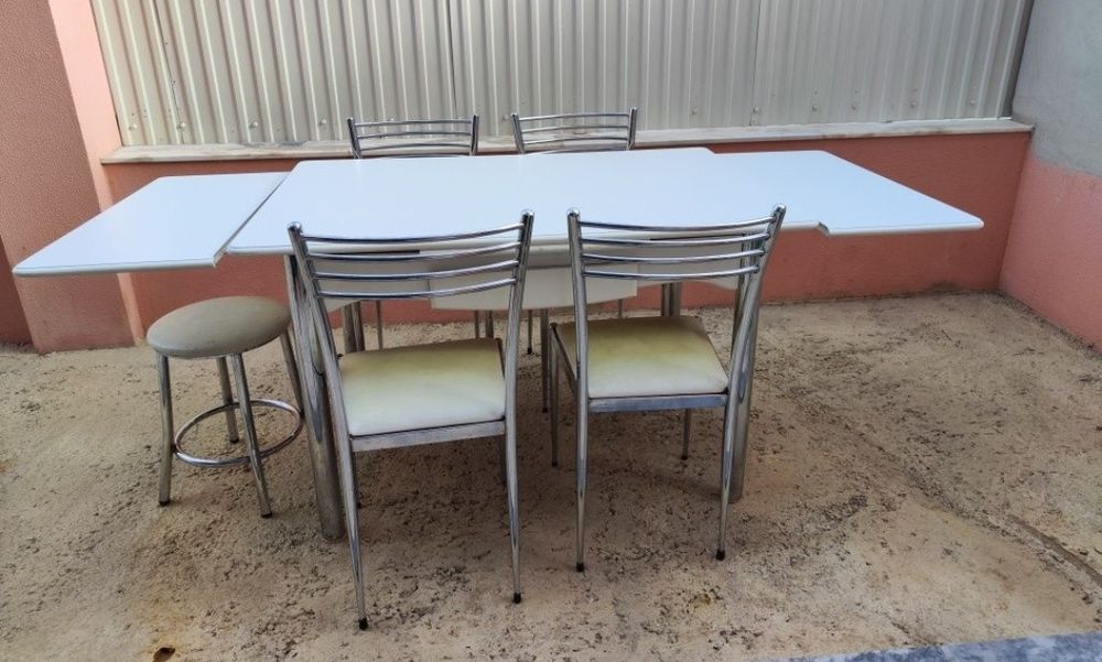 Conjunto mesa 4 cadeiras e um banco