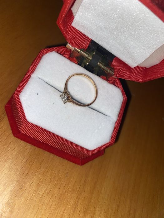 Кольцо с бриллиантом