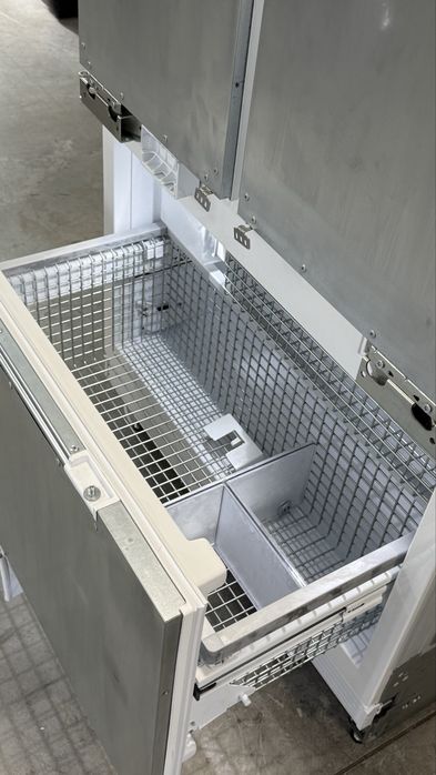 Великий вмонтований холодильник  MasterCool  KF 2981 vi.