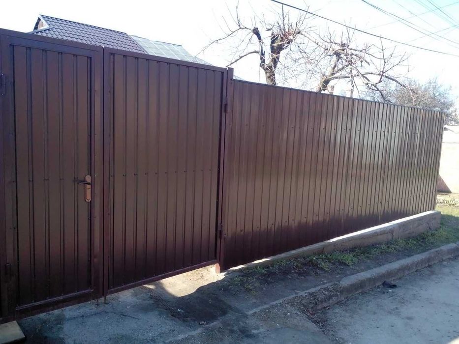 Ворота та паркани з профнастилу