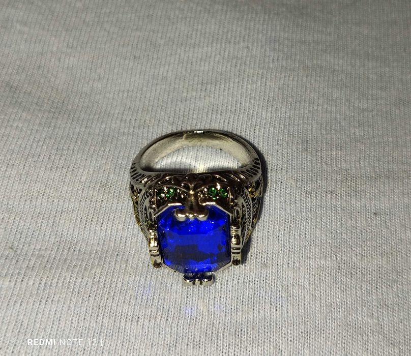 Pierścionek z dużym niebieskim oczkiem
