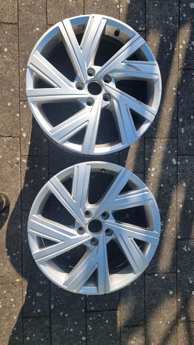 Dwie felgi VW Golf VII VIII 18"