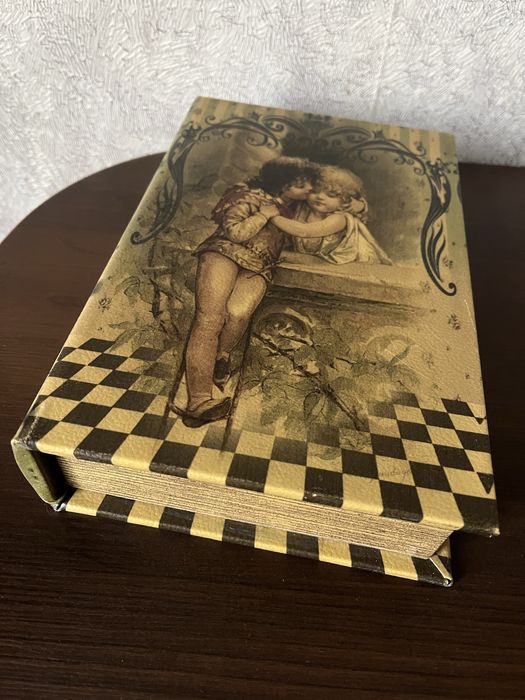 Шкатулка скринька в вигляді книги