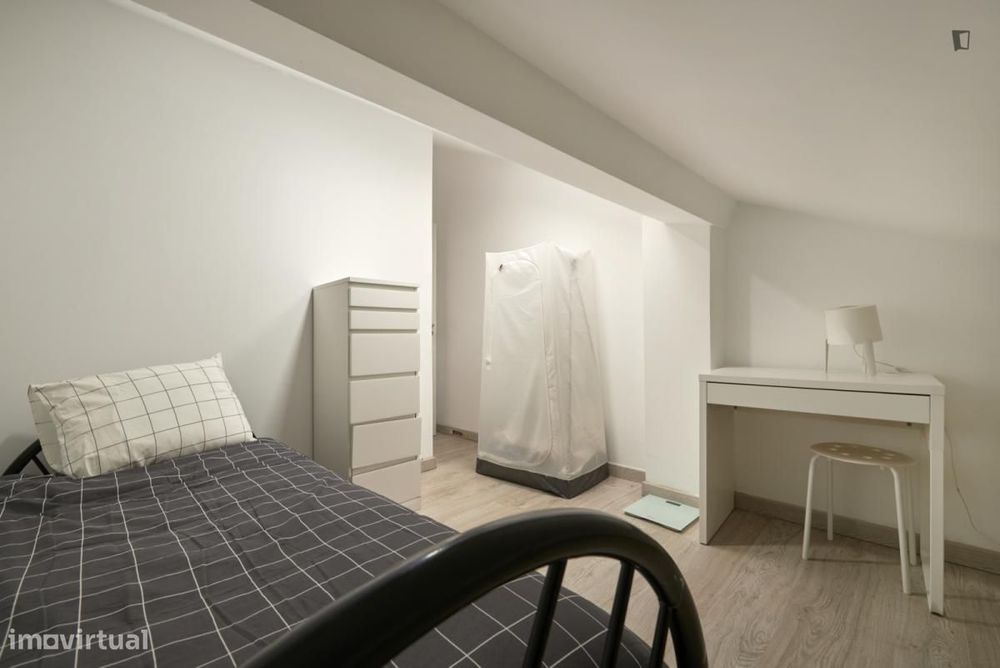 Quarto - localizado em Amadora Lisbon