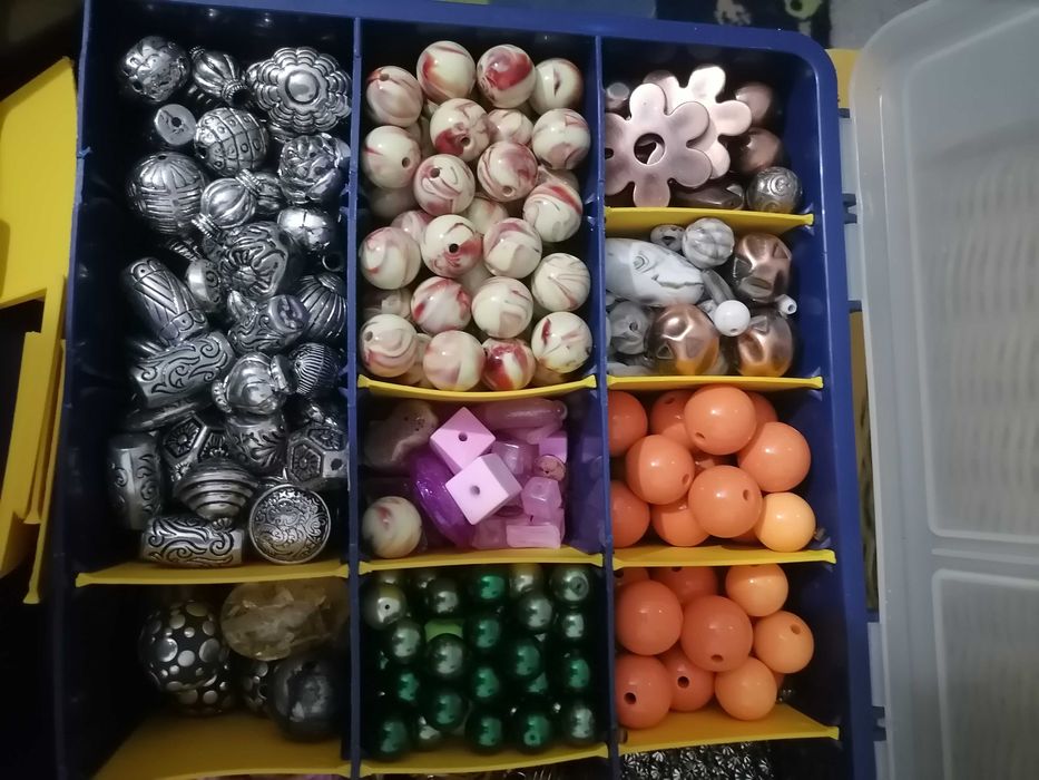Caixa com peças para bijuteria