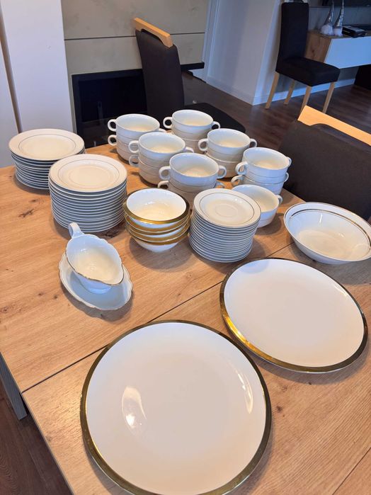 Zestaw białych talerzy ze złotą lamówką...