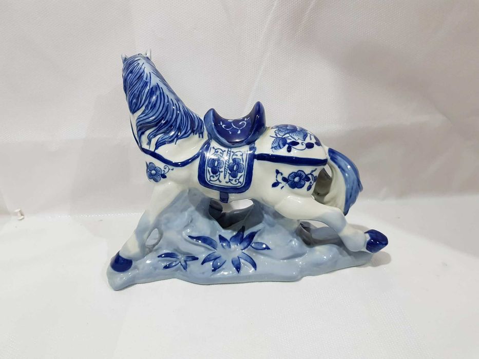 Porcelanowy biało-niebieski Koń w stylu Chinoiserie
