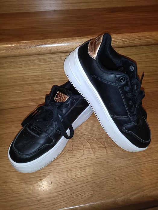 Tênis praticamente novos