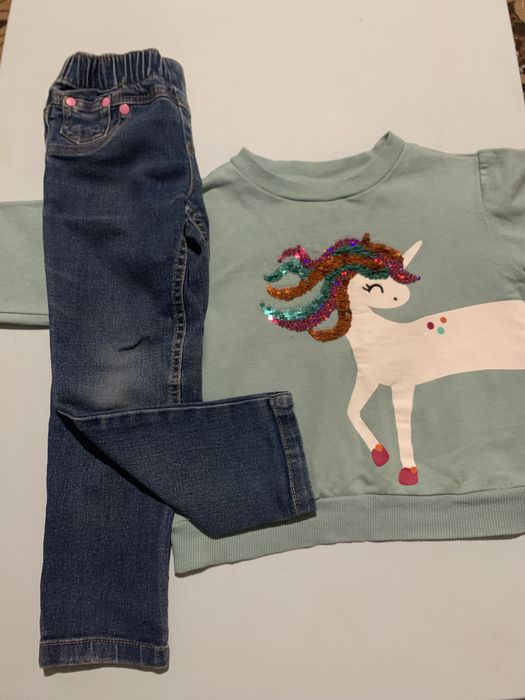 Джинси і светр для дівчинки