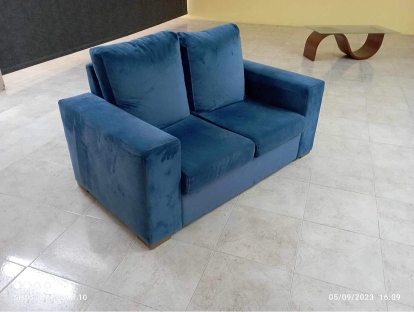 sofá veludo azul