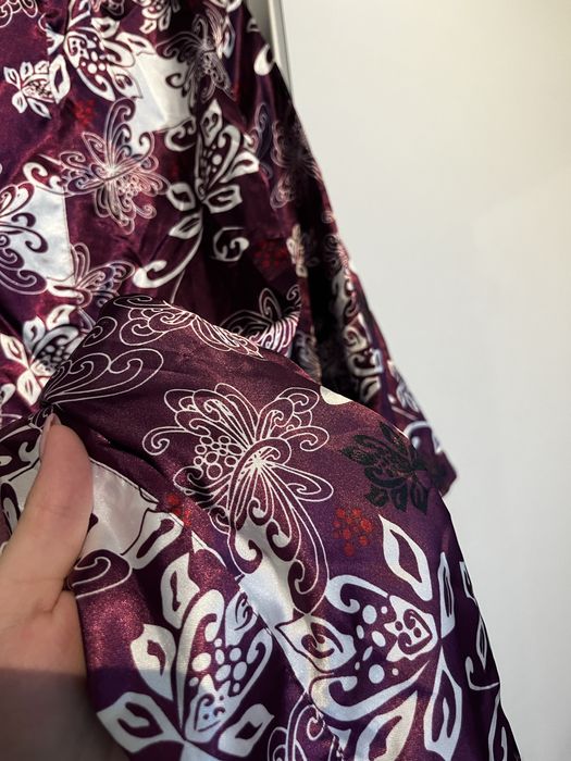 Piękny satynowy szlafrok w kwiaty 42/44) szafa przedpokój)