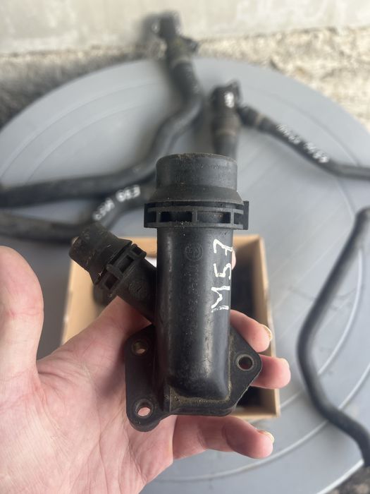 Флянець системи охолодження тройник до гбц м57 е39 м47н  е46 е53