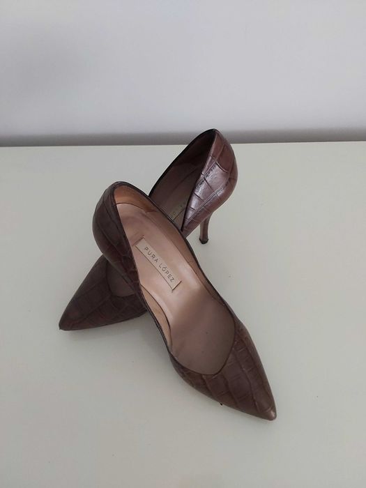 Sapatos Stlilletos de cor castanha usados