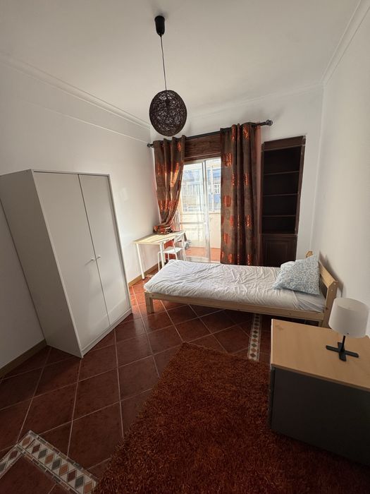 Quarto amplo rio de mouro