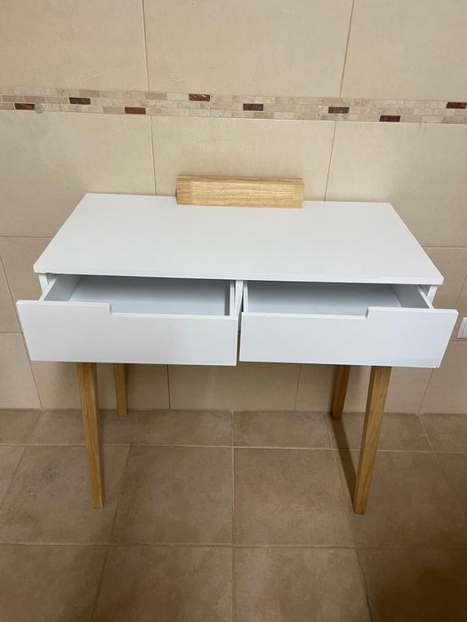 Consola com suporte para espelho