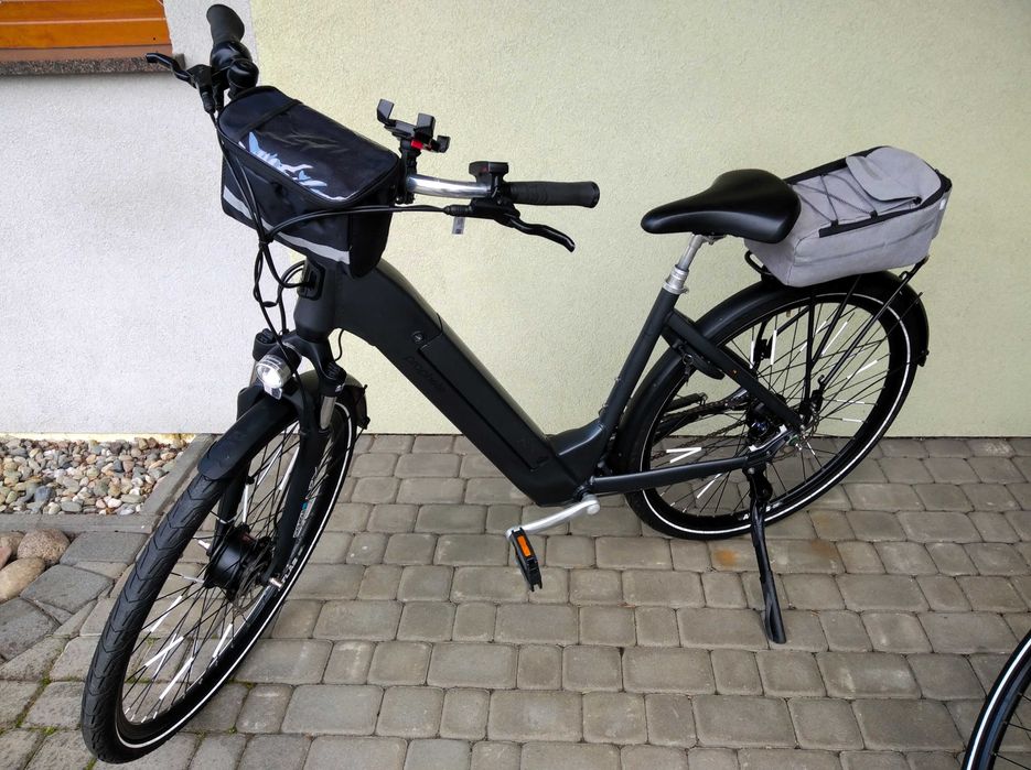 Dwa elektryczne rowery trekingowe