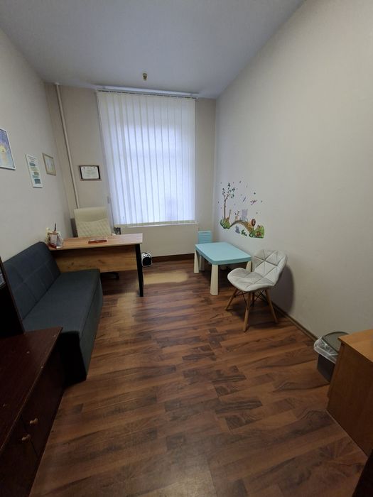 Кабінет в офісному приміщенні. Центр.