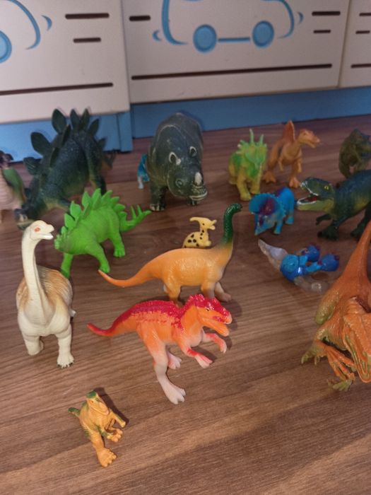 Zestaw 25zt dinozaurów