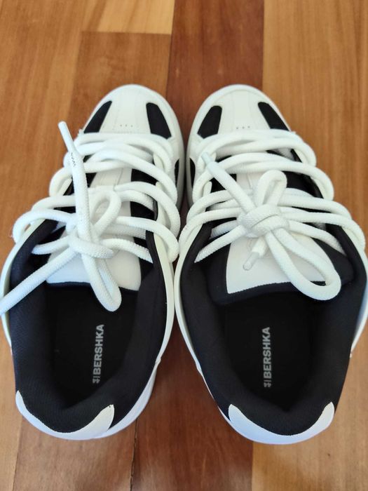 Sapatilhas de skate brancas Bershka com detalhes em contraste