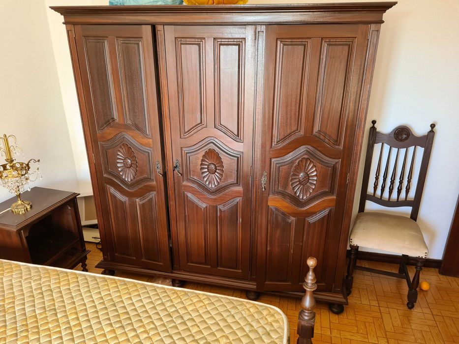 Quarto completo - cama, guarda vestidos, mesas de cabeceira, cómodas