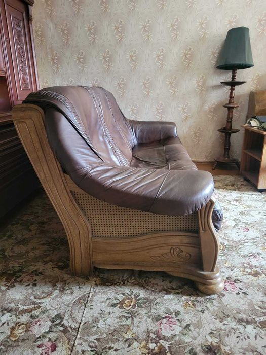 Продам кожаный диван