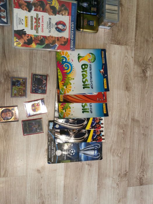 Karty piłkarskie, albumy z naklejkami, puszki i specjalne