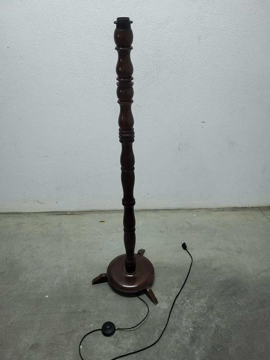 Candeeiro de Pé em Madeira