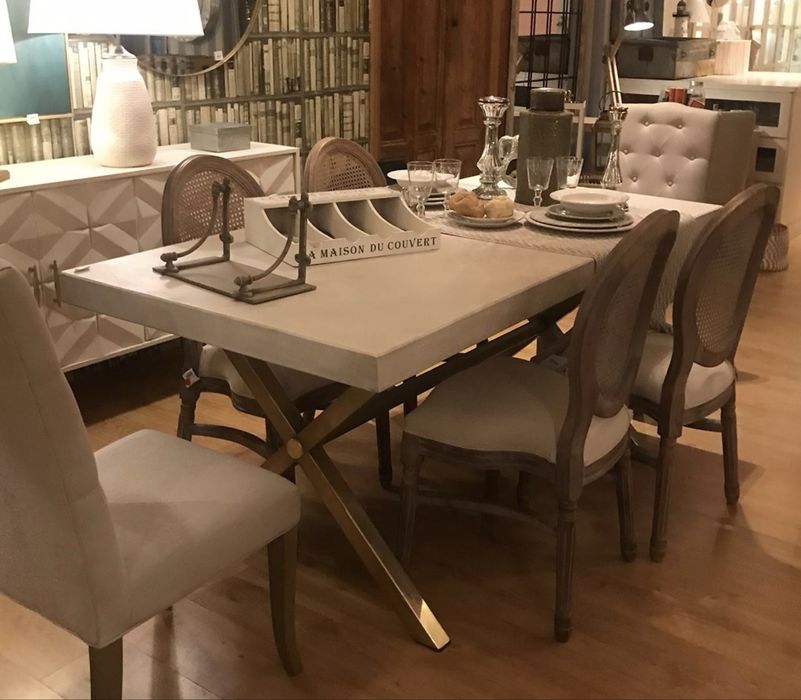 Mesa de jantar madeira pés dourados