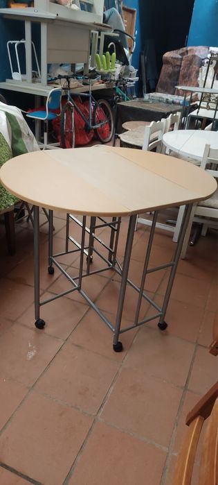 Mesa de apoio em metal e madeira