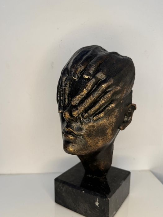 Rzeźba z brązu inspirowana twórczością salvadora dali