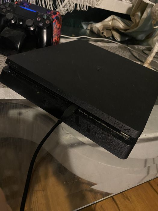 Ps4 slim 2 pady + stacja ladowania padów
