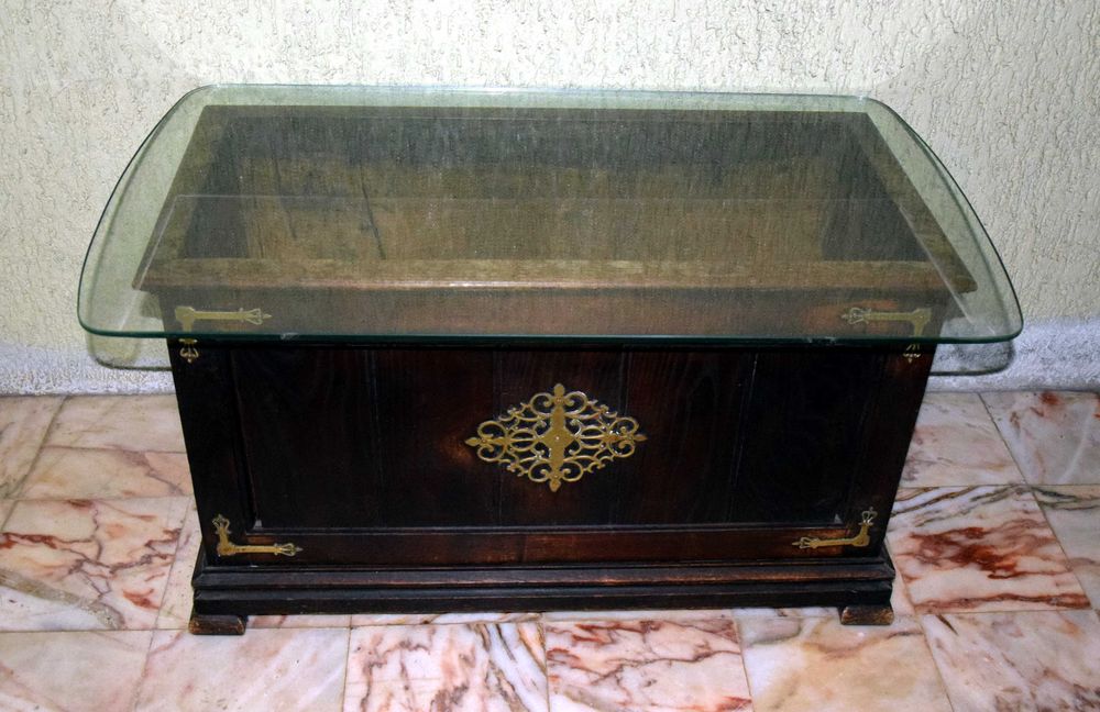 Bau em madeira com tampo em vidro