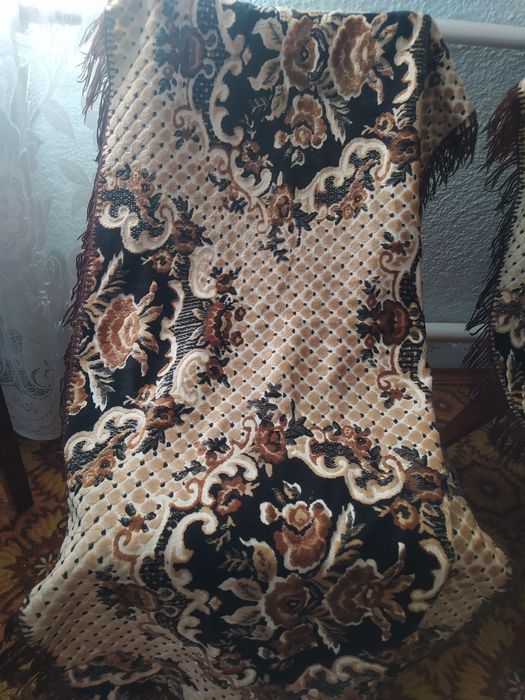 Продаю покривала нові на диван і накидушки на крісла.