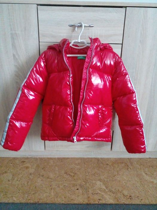 Червона куртка на дитину (на зиму.) На 130см.7-8років.