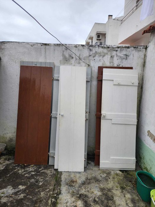 Portas antigas em madeira maciça