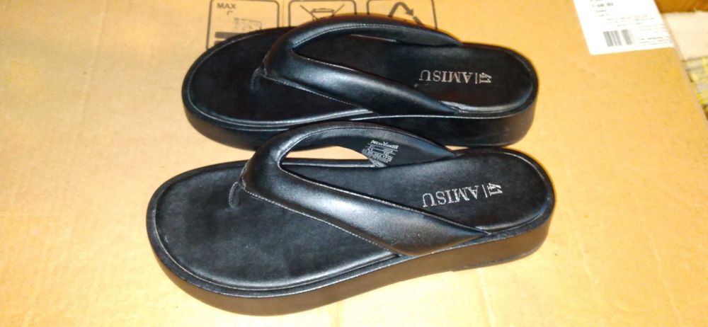 Шлепанцы, тапочки.