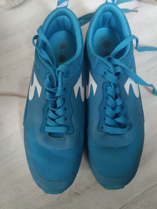 Oryginalne Buty Sportowe Halówki  (rozmiar 42)Stan BDB