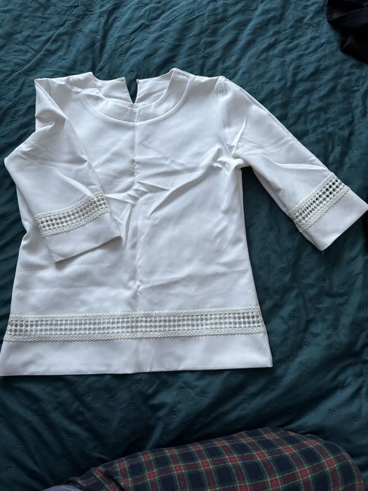 Біла блуза