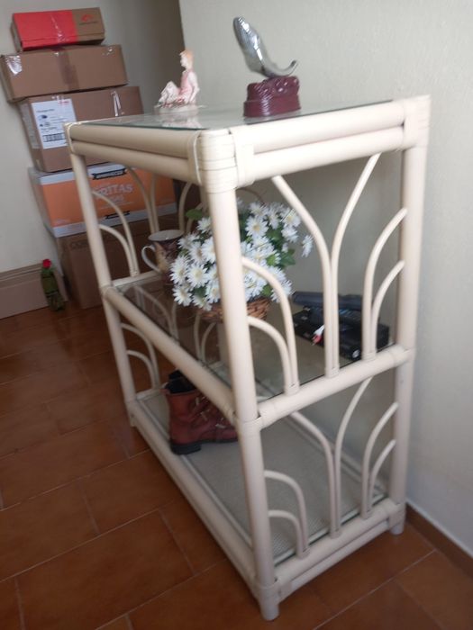 móvel de madeira e vidro