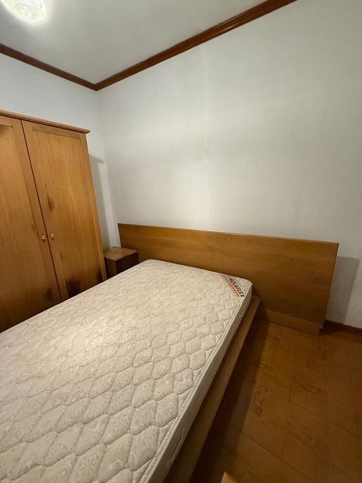 Cama de casal em madeira