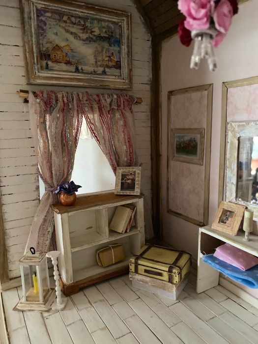 Drewniany domek dla lalek