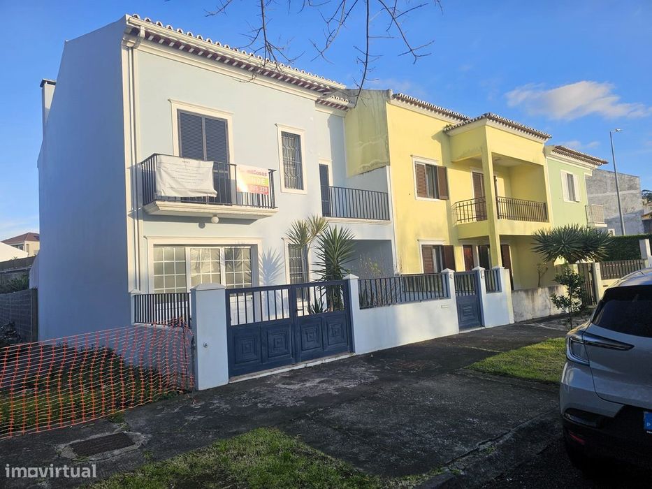 Moradia T4+1 em Ponta Delgada: Junto às Praias do Pópulo