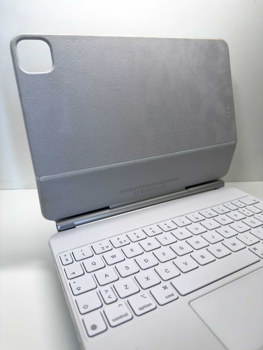 Capa Teclado Apple Magic Keyboard (PT) para iPad Air 11"