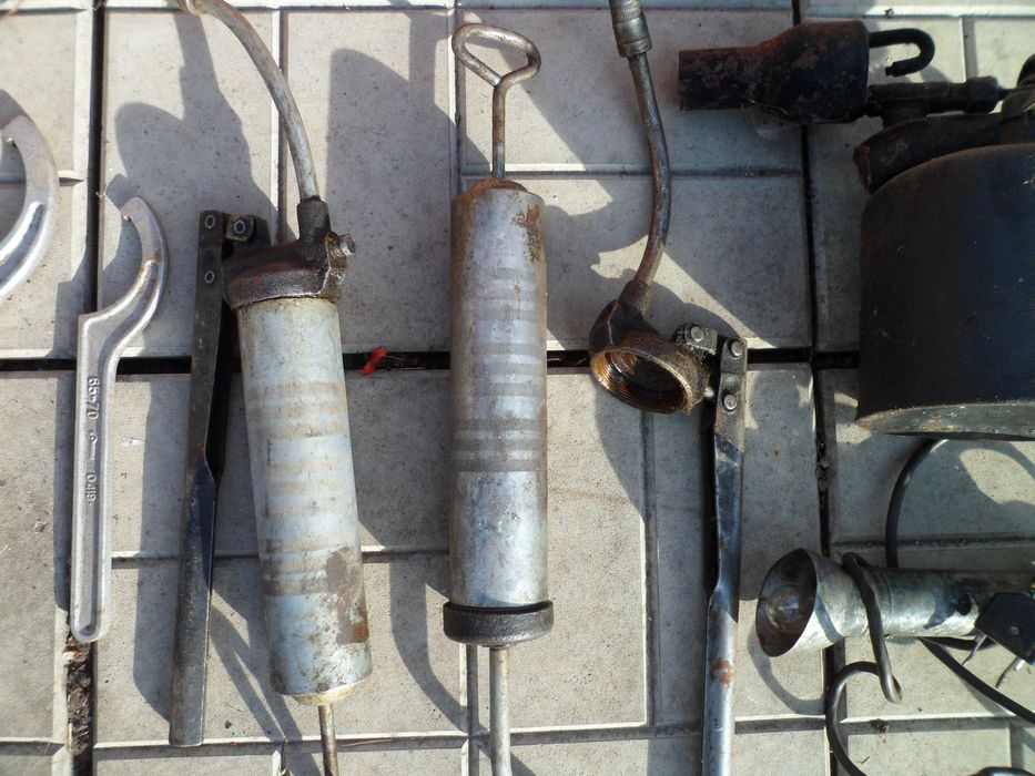 Різний інструмент, лампа, шприц, вороток, дрель, ключі