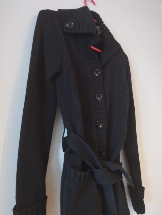 Casaco de Malha Preto de Botões  - Mulher 

Cor: preto 
Tamanho :