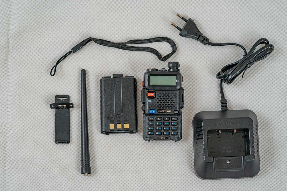 Walkie Talkie Baofeng UV-5RX 5W tribanda
