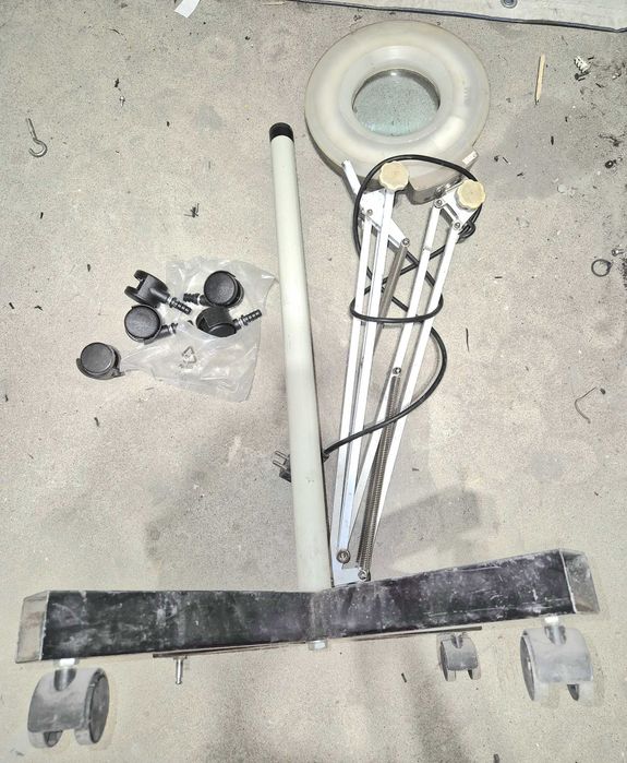 Lampa z lupą na kółkach