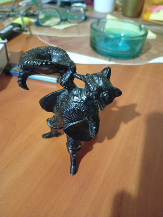 Żeliwny czarny kot do sprzedania