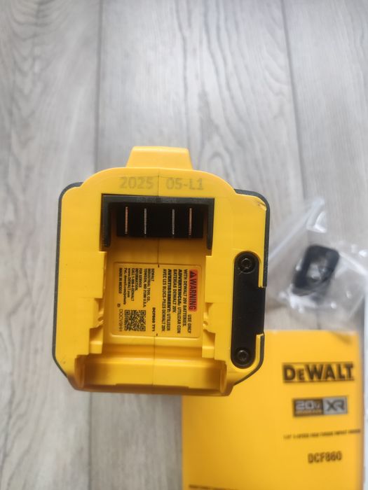 Шуруповерт імпакт акумуляторний ударний безщітковий DeWALT DCF860